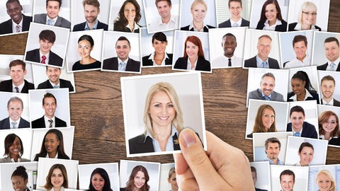 Collage verschiedener Gesicht, das Bild einer Frau ist herausgegriffen: Zwischen den Begriffen Schönheit und Attraktivität muss man unterscheiden