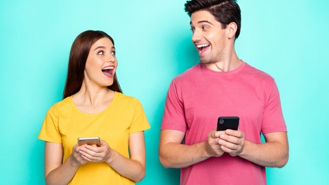 Paar kommuniziert mit dem Handy