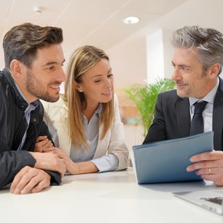 Paar lässt sich über Ehevertrag informieren