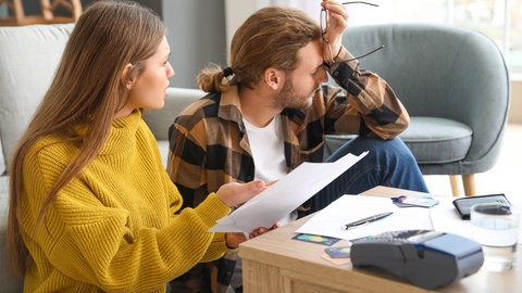 Ehepaar streitet wegen Schulden
