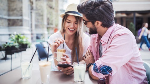 Frau und Mann haben eine Verabredung im Cafe