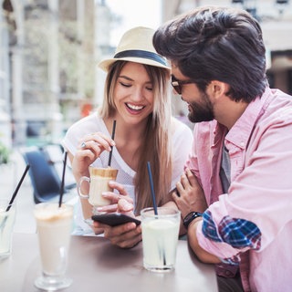 Frau und Mann haben eine Verabredung im Cafe