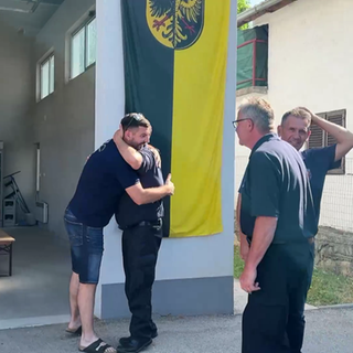 Feuerwehrmänner begrüßen ihre Kollegen in Slowenien