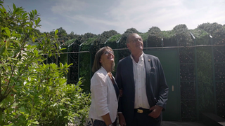 Roland und Marianne Mack stehen Arm in Arm im Sonnenschein