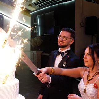 Brautpaar schneidet Hochzeitstorte an