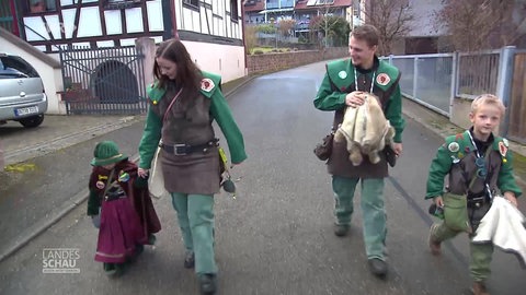 Joyce und Felix Studer mit ihren Kindern in Fasnachts-Kostüm