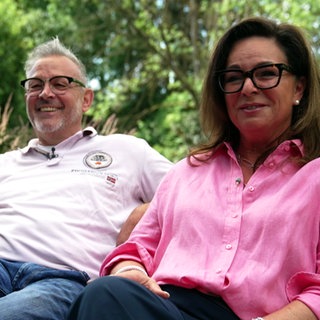 Jürgen Sick und Maria Hartmann sitzen im Garten nebeneinander auf einer Bank. Sie haben sich durch einen Beitrag in der Landesschau kennengelernt.