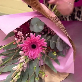 Floristin gestaltet einen Blumenstrauß