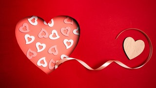 Grafik Liebe- Rotes Herz mit Band und einem Herz aus Holz 