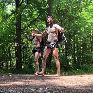 Zwei Männer oberkörperfrei im Wald