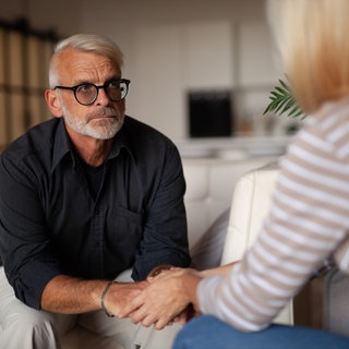 Mann und Frau im Gespräch