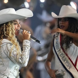 Musikerin Beyoncé (l.) mit Tochter Blue Ivy (r.) | Beyoncé setzt Prioritäten neu