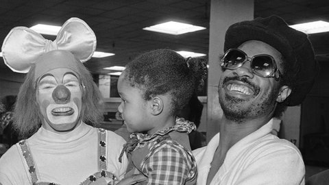 Stevie Wonder (r) mit Tochter Aisha, 1978 | Musiker und ihre Kinder: Stolzer Papa Stevie Wonder 
