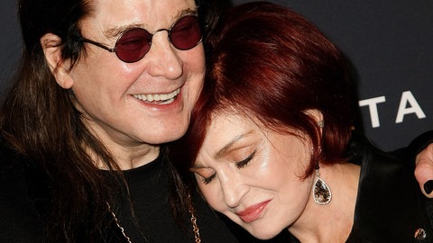 Ozzy Osbourne und seine Frau Sharon haben sich ganz normal über die Arbeit kennengelernt. Nach seinem Rauswurf bei Black Sabbath wurde Sharon die Managerin von Ozzy Osbourne und hat ihm bei seiner Solo-Karriere geholfen.