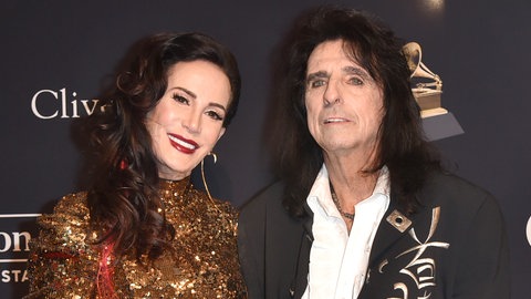 Rockstar Alice Cooper ist seit 1976 mit seiner Frau Sheryl Goddard verheiratet. Im kommenden Jahr feiern die beiden also "Goldene Hochzeit" und Alice Cooper hat das Geheimnis ihrer Beziehung verraten.