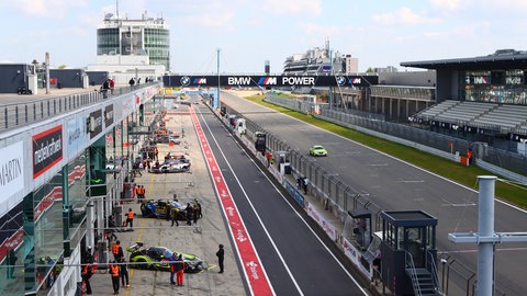 Die Boxengasse des Nürburgrings | Ungewöhnliche Orte zum Heiraten in Rheinland-Pfalz