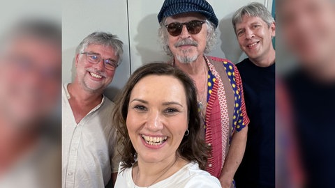 Wolfgan Niedecken (hinten in der Mitte) zu Besuch bei Moderatorin Steffi Stronczyk und den Meilensteine-Hosts und Musikredakteuren Frank König (hinten links) und Benjamin Brendebach (hinten rechts).