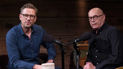 Foto: Florian Weber (links) und Christian Peter Dogs (rechts) im Talk zu "40+ Die Podcast Therapie" - sie geben Tipps für eine Generation zu Sex, Konflikten und Beziehungen