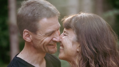 Nicole und Matthias haben sich nach dem Tod ihrer Ehepartner kennen gelernt. Sie leben ihre neue Liebe – in Trauer und in Freude.