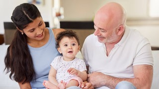 Älteres Pärchen mit Baby | Ältere Eltern: Warum es Vorteile hat, spät Kinder zu bekommen