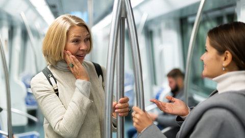 Personen in der Bahn im Gespräch. Die Erfahrungen die wir mit einer Person haben, beeinflusst wie wir den Geruch der Personen wahrnehmen. Gefühle und der Geruchssinn hängen eng zusammen.