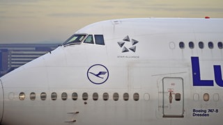 Boeing 747 der Lufthansa auf dem Rollfeld: Flugzeugtüren können nicht verschlossen werden, weder von innen noch von außen.
