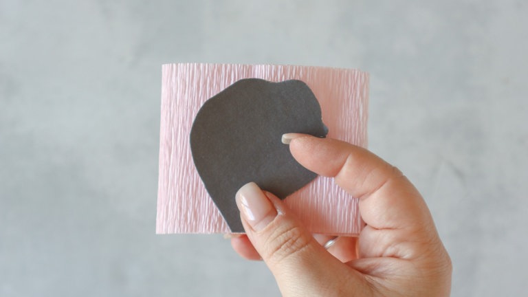 Anschließend alle Blütenteile mit den Vorlagen wie folgt aus dem Krepppapier ausschneiden