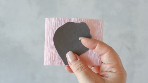 Anschließend alle Blütenteile mit den Vorlagen wie folgt aus dem Krepppapier ausschneiden