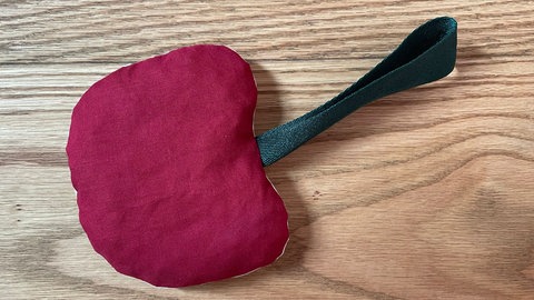 Kirschkerne einfüllen. Zuletzt die Wendeöffnung von Hand mit dem Matratzenstich oder mit der Nähmaschine schließen.