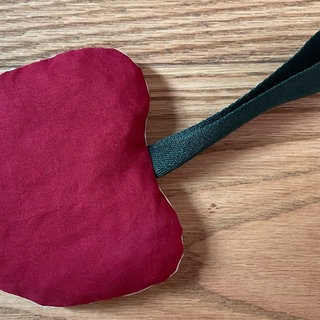 Kirschkerne einfüllen. Zuletzt die Wendeöffnung von Hand mit dem Matratzenstich oder mit der Nähmaschine schließen.