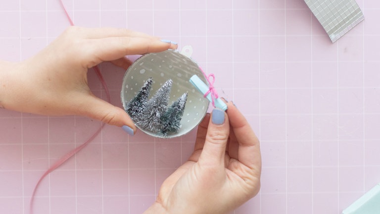 Als nächstes fügt man die beiden Acrylkugeln zusammen - die Hälfte, die mit Spiegel-Fliesen beklebt wurde, und die “blanco” Hälfte.