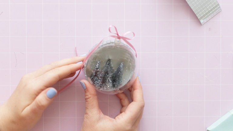 Nun fehlt nur noch ein hübsches Schleifenband, das durch das Loch gefädelt und zur Schleife gebunden wird. 