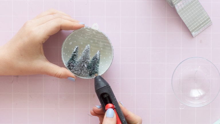 Die drei Bäumchen werden dann mit Heißkleber in die Kugel geklebt.