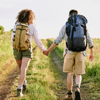Frau und Mann mit Rucksäcken