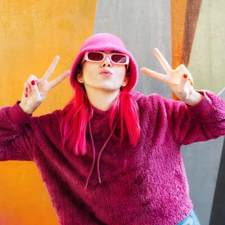 Bunt gekleidete Frau