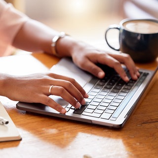 Frau schreibt am Laptop