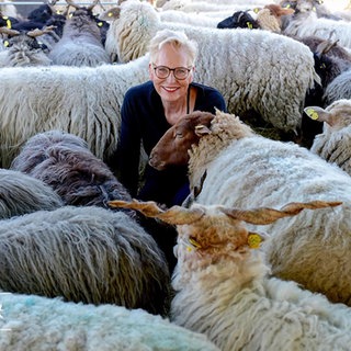 Moderatorin, Journalistin und Autorin Bärbel Schäfer mit einer Schafherde