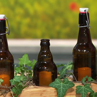 Balkonlampe aus Glasflaschen mit Holzsockel bauen