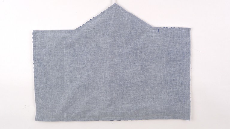 Die Teile zusammennähen, dabei markierungsgemäß eine Wendeöffnung lassen. Nahtbeginn und -ende mit Rückstichen sichern.