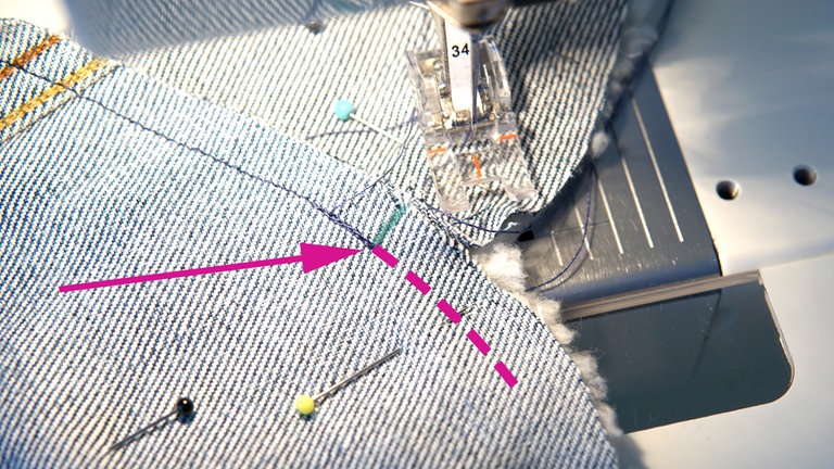 Die Teile mit Geradstich zusammennähen. Die Naht genau an der schon vorhandenen Rückennaht in der Schwanzmitte beginnen...