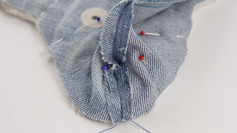 Die Nahtzugabe an der Schnauzenspitze auseinandergeklappt lassen. 