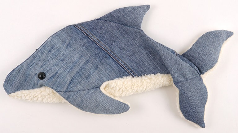 Die Steppnähte mit Geradstich steppen. Nahtbeginn- und Ende jeweils mit Rückstichen sichern. Die Füllwatte in den Teilen wieder gleichmäßig verteilen. 