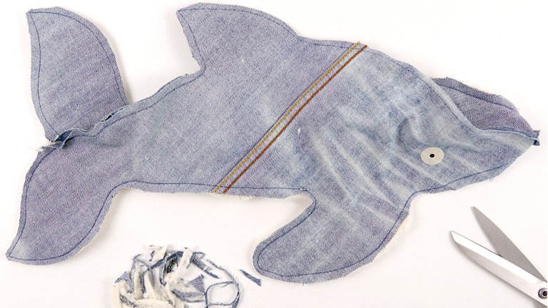 Die Nahtzugaben auf ca. 0,5 cm zurückschneiden und in den Ecken schräg und V-förmig einschneiden. 