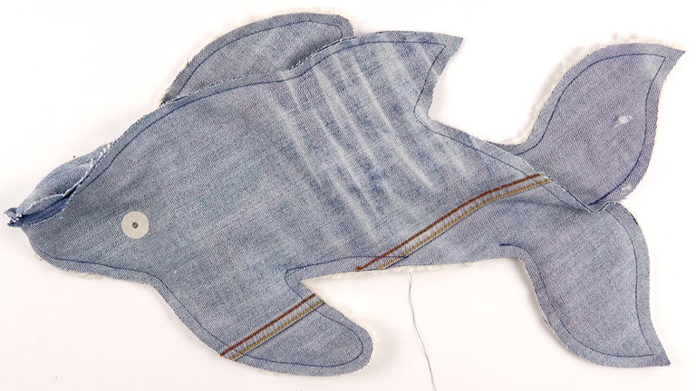 Auf einer Bauchseite eine Wendeöffnung offenlassen. Nahtbeginn- und Ende jeweils mit Rückstichen sichern. 