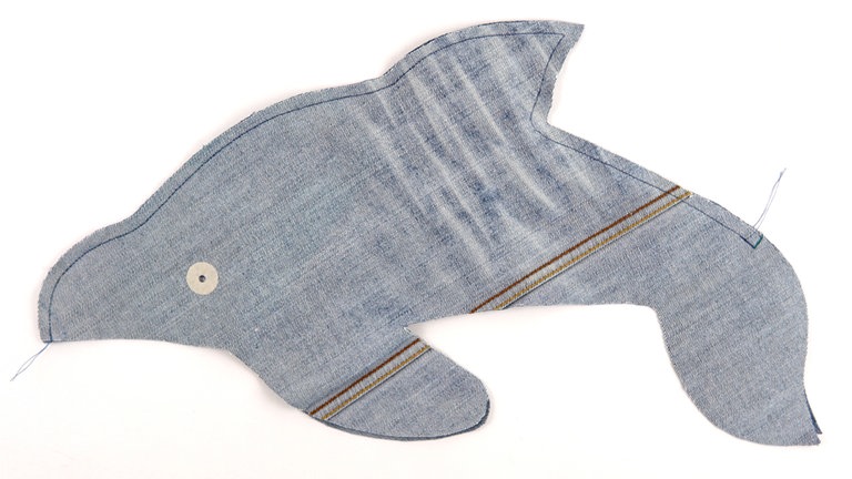 Die Naht durchgehend von der Schnauzenspitze bis zur Markierung mit Geradstich steppen und Nahtbeginn- und Ende mit Rückstichen sichern. 