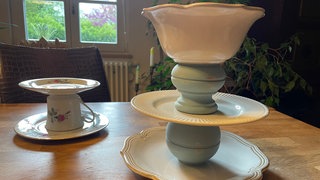 Etagere aus altem Geschirr