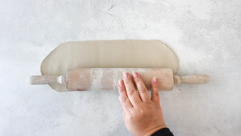 Den Ton gut durchkneten, bis er geschmeidig ist. Dann auf etwa 1 cm Dicke ausrollen.