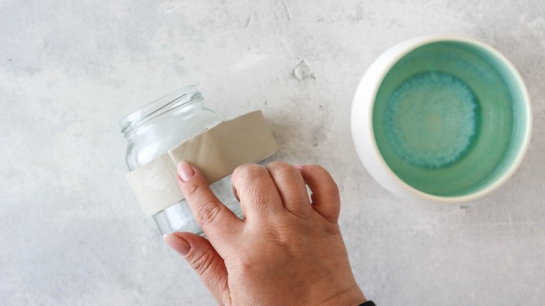 Alle Übergänge mit leicht angefeuchteten Händen glätten. Falls nötig, nach dem Trocknen Unebenheiten mit Schleifpapier entfernen.