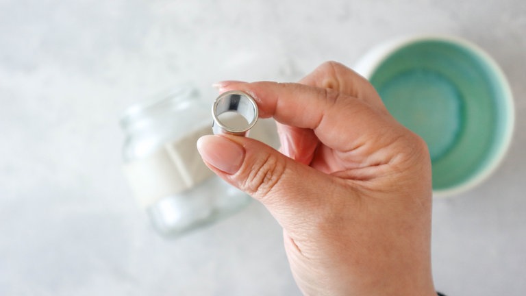 Mit einem runden Ausstecher ein Loch in den Tonstreifen stechen, an die Stelle, wo das Reagenzglas eingesetzt werden soll. 