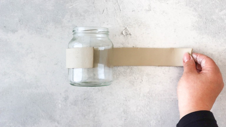 Diesen zu einer unregelmäßigen ovalen oder runden Form biegen. Die Enden können leicht überlappen oder verbunden werden. 